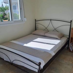 MARE-By the sea في Frangoulaíika: سرير في غرفة بها نافذة