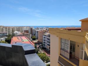 einen Blick auf die Stadt von einem Gebäude aus in der Unterkunft Apartamentos con vistas y terraza en Marbella in Marbella