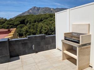 ein Balkon mit Blick auf die Berge in der Unterkunft Apartamentos con vistas y terraza en Marbella in Marbella