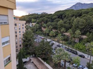 Blick auf eine Straße mit Bäumen und ein Gebäude in der Unterkunft Apartamentos con vistas y terraza en Marbella in Marbella + 65 Fotos