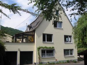 a house with a gambrel roof at Ferienwohnung Carmen in Spay