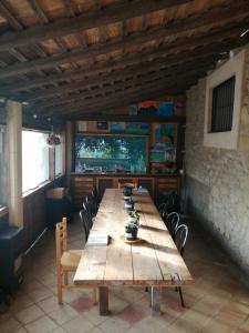 Una mesa larga de madera en una habitación con sillas. en Villa Rossi, en Enna