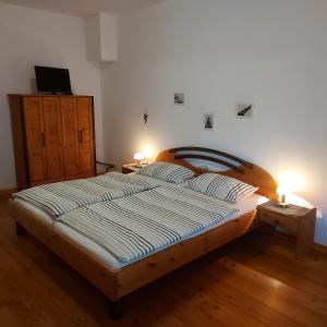 a bedroom with a large bed with two lamps at Ferienwohnung Carmen in Spay