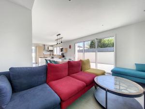 a living room with a couch and a table at L oeillet Blanc - Maison familiale in Quiberon