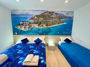 Giường trong phòng chung tại A Garda Dream Luxury Apartments
