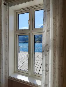 Hamn的住宿－塞尼亞島港口酒店，享有木甲板景致的窗户