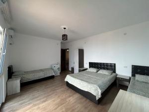una camera da letto con due letti e un tavolo di My House Kvariati a Kvariati
