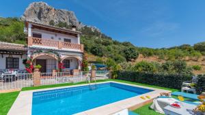 une villa avec piscine devant une maison dans l'établissement Casa El Carril Benalauria by Ruralidays, à Benalauría