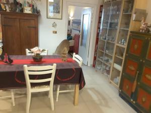 una sala da pranzo con un tavolo con una tovaglia rossa di La Maisonette 1 a Castel Gandolfo