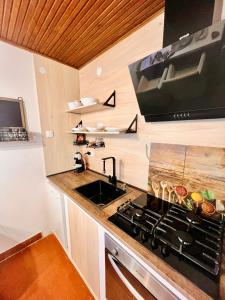 Holiday home Metulum的厨房或小厨房