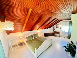 OštarijeHoliday home Metulum的带床和木质天花板的卧室