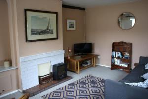 ein Wohnzimmer mit Couch und Kamin in der Unterkunft Convenient and stylish cottage in Abergavenny