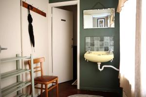 ein Badezimmer mit Waschbecken und Spiegel in der Unterkunft Convenient and stylish cottage in Abergavenny + 48 Fotos