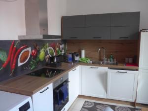 a kitchen with white cabinets and a counter top at Ferienwohnung Martin Hoop in Bautzen