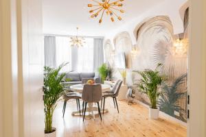 a dining room with a table and some plants at Apartament Podkoziołek Stary Rynek in Poznań