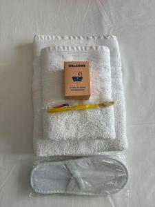 a pen sitting on top of a towel at Appartement tout confort & Parking in Beausoleil