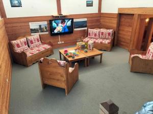 TV a/nebo společenská místnost v ubytování Appt dans chalet résidence Les Balcons du Soleil