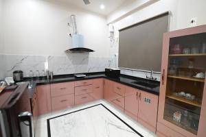Kuchyň nebo kuchyňský kout v ubytování Hadendra Residences