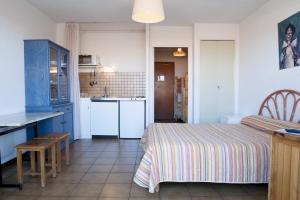 a kitchen and a bedroom with a bed in a room at Résidence Créole in Valras-Plage