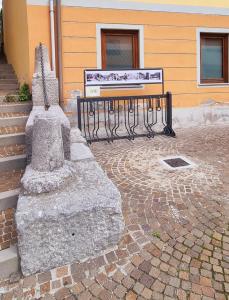 een bankje voor een gebouw bij Stefy House in Pontebba