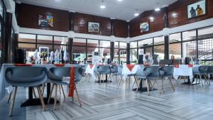 Un restaurante u otro lugar para comer en Hôtel Le Suprême Grand-Bassam