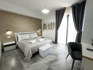 sypialnia z łóżkiem i krzesłem w obiekcie Four Winds B&B w mieście Le Castella +37 zdjęć