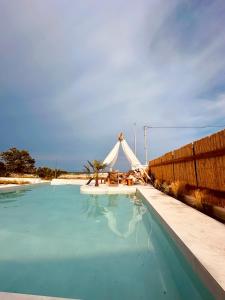Bazén v ubytování Amo Golden Suites nebo v jeho okolí