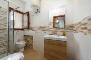 Et badeværelse på I Tre Golfi - Appartamenti a 300 mt dal mare + 89 billeder