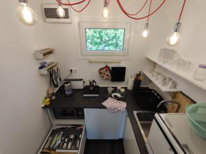 Kuchyňa alebo kuchynka v ubytovaní Levélke Mini Apartman