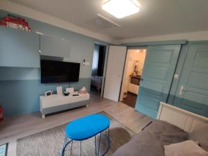 Televízia a/alebo spoločenská miestnosť v ubytovaní Levélke Mini Apartman
