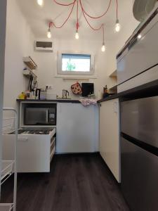 Kuchyňa alebo kuchynka v ubytovaní Levélke Mini Apartman