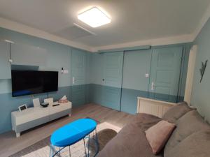 Televízia a/alebo spoločenská miestnosť v ubytovaní Levélke Mini Apartman