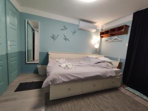 Posteľ alebo postele v izbe v ubytovaní Levélke Mini Apartman