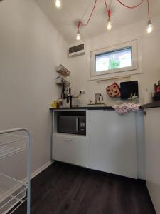 Kuchyňa alebo kuchynka v ubytovaní Levélke Mini Apartman
