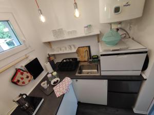 Kuchyňa alebo kuchynka v ubytovaní Levélke Mini Apartman