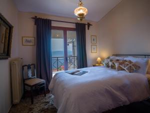 Postel nebo postele na pokoji v ubytování Traditional Luxury Villa ARMONIA