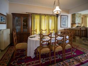 Restaurace v ubytování Traditional Luxury Villa ARMONIA