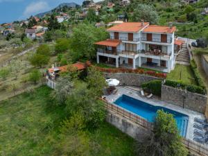 Bazén v ubytování Traditional Luxury Villa ARMONIA nebo v jeho okolí