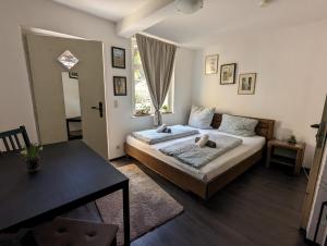 Ein Bett oder Betten in einem Zimmer der Unterkunft Gästehaus Pension Romantika