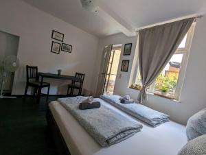 Ein Bett oder Betten in einem Zimmer der Unterkunft Gästehaus Pension Romantika