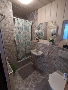 Ein Badezimmer in der Unterkunft Gästehaus Pension Romantika