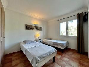 Postel nebo postele na pokoji v ubytování Maison charmante à Cogolin + Piscine