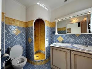 Koupelna v ubytování Maison charmante à Cogolin + Piscine + 33 fotografií