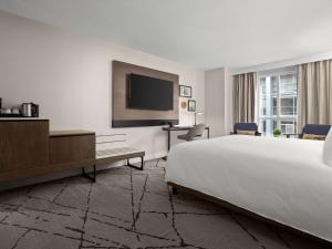 TV a/nebo společenská místnost v ubytování The Novotel Toronto Centre