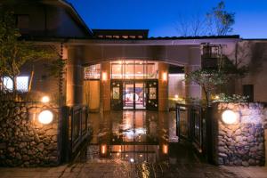 由布市ゆけむり山荘的雨中的建筑物入口