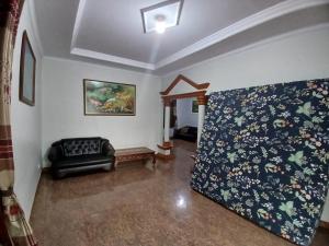 a living room with a couch and a wall at Villa Rashensa in Paragajen