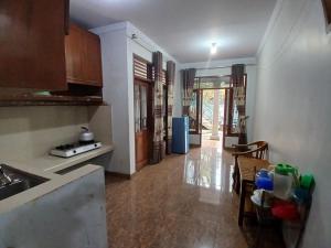 a kitchen and living room with a table and chairs at Villa Rashensa in Paragajen