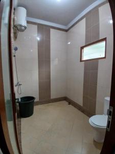 a bathroom with a toilet and a window at Villa Rashensa in Paragajen