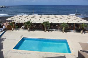 una piscina con vista sull'oceano di Falucho Paradise Beach a Pedra Badejo