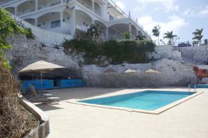 Bazén v ubytování Falucho Paradise Beach nebo v jeho okolí